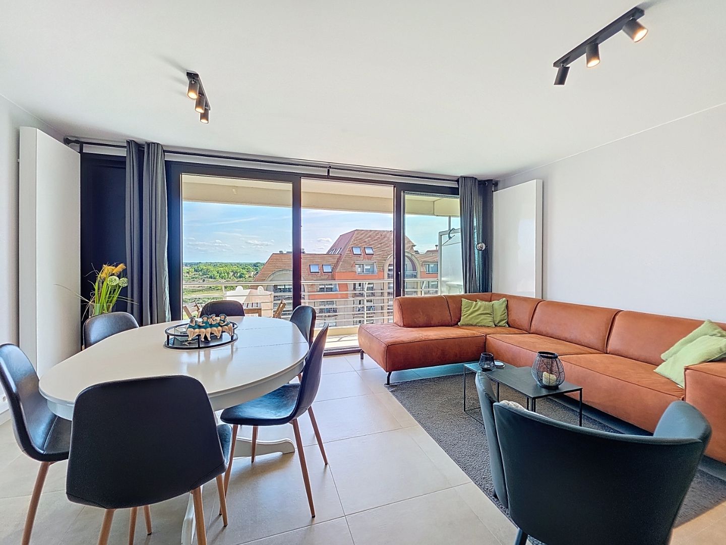 Hoekappartement met lateraal zeezicht in Nieuwpoort foto {{pictureIndex}}