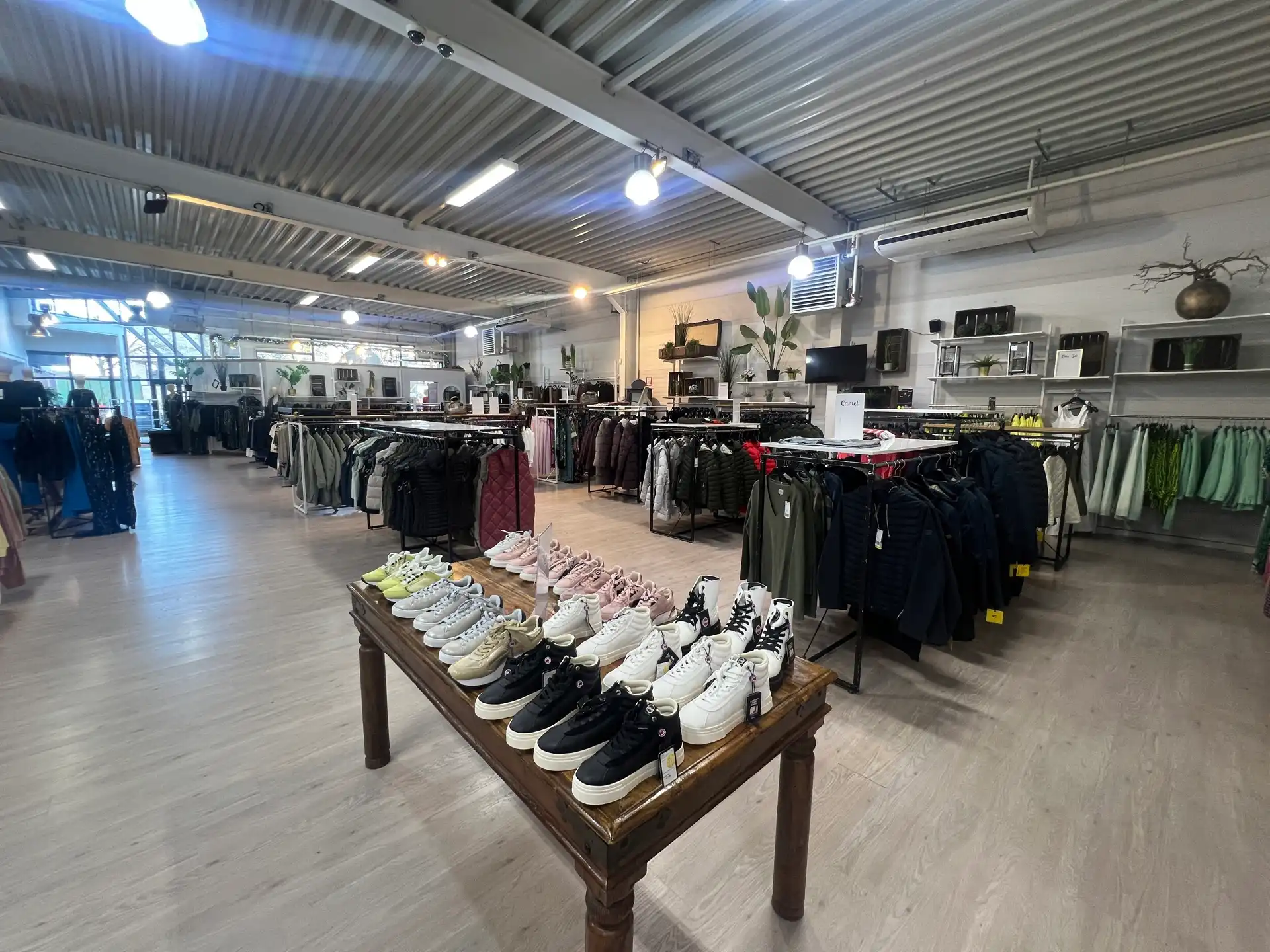 Baanwinkel van 725m² foto 2