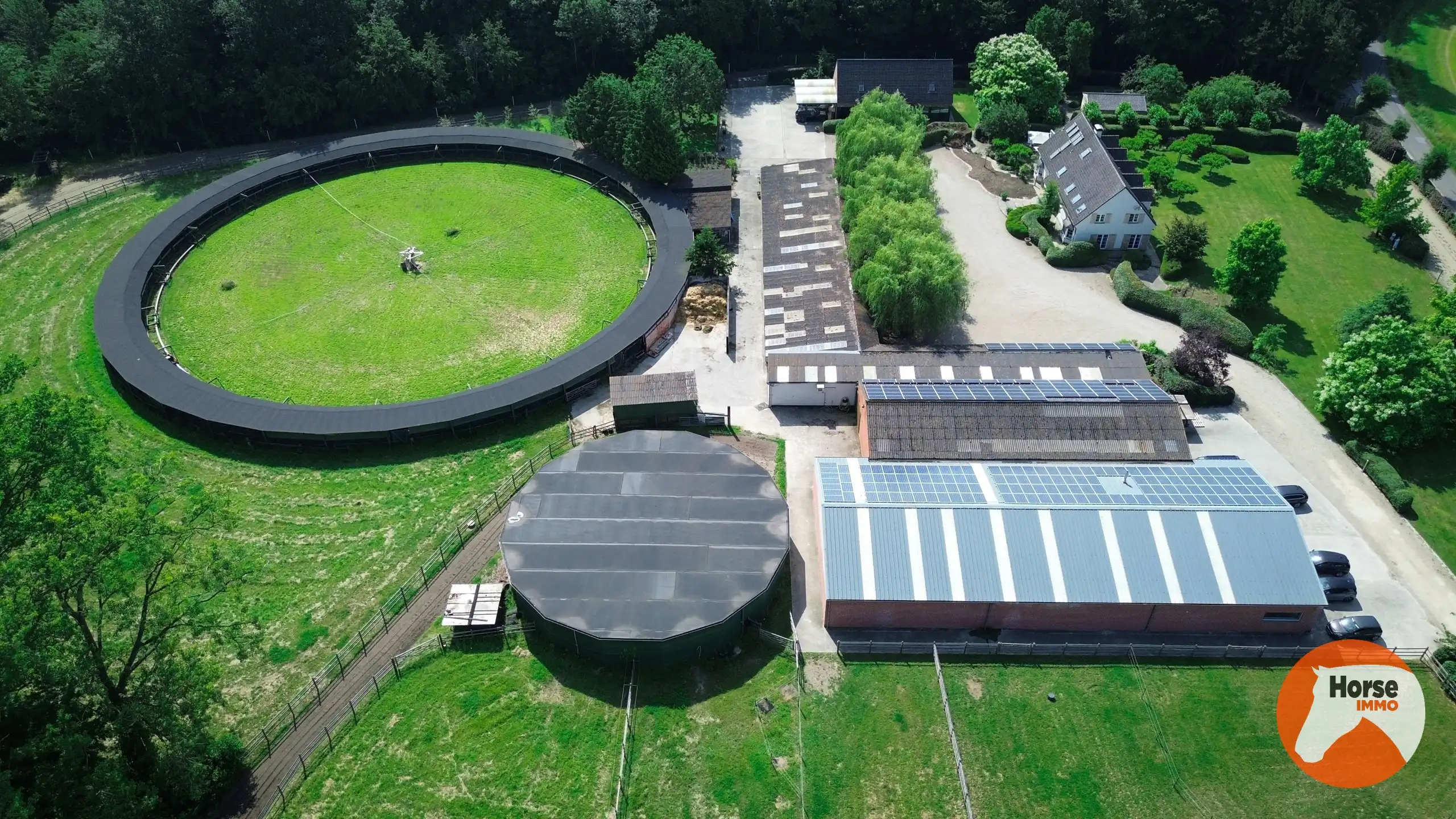 MERELBEKE -  Professioneel paardencomplex op 3,35HA foto 2