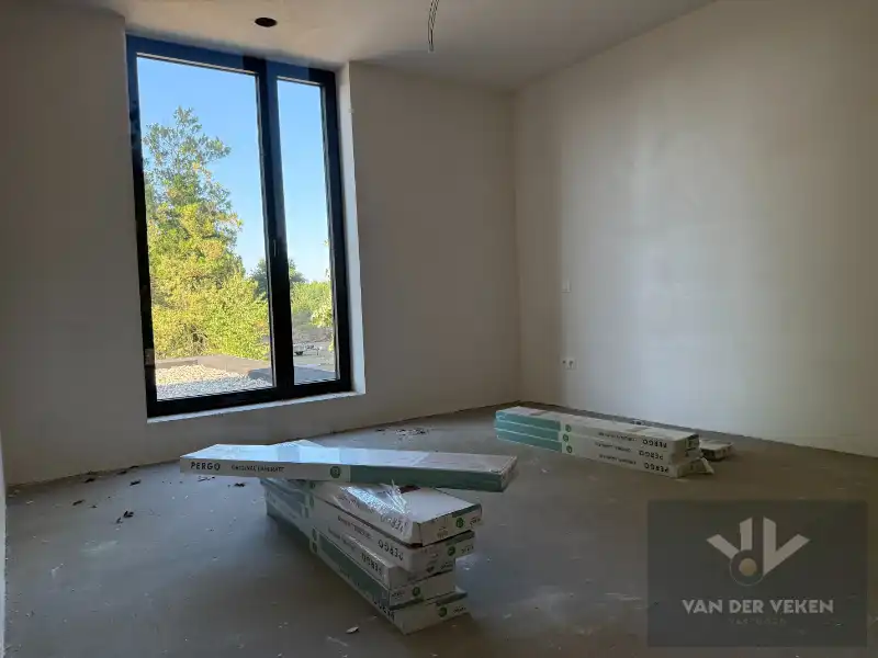 Ruime half open BEN-woning met 4 slaapkamers en inpandige garage te bewonderen in het gezellige Kermt. foto 10