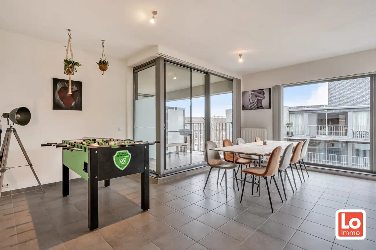 IN OPTIE! Ruim instap klaar appartement met overdekt terras en ondergrondse autostaanplaats op een toplocatie vlakbij het centrum van Lokeren! foto 5