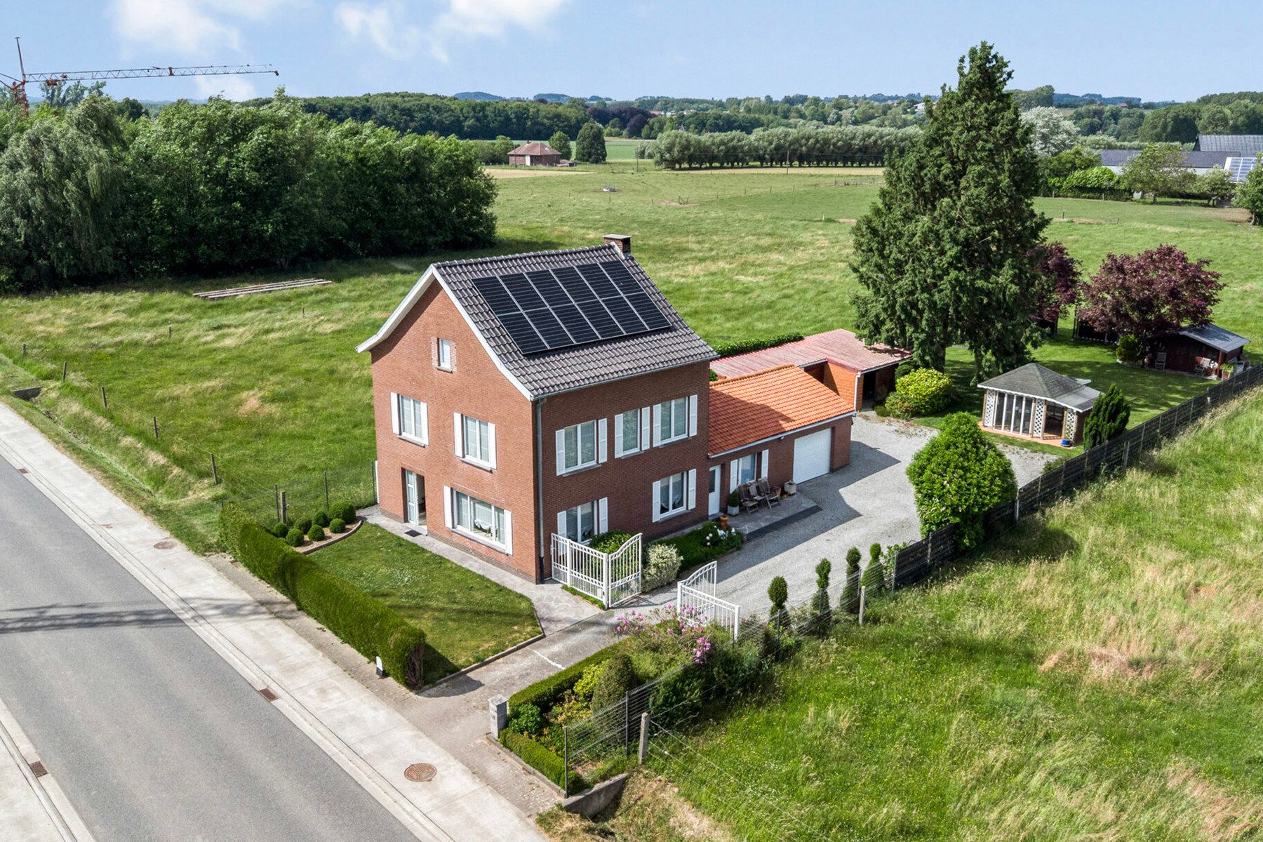 Hoofdfoto van de publicatie: Open bebouwing met 4 slp, tuin, garage en prachtig uitzicht!