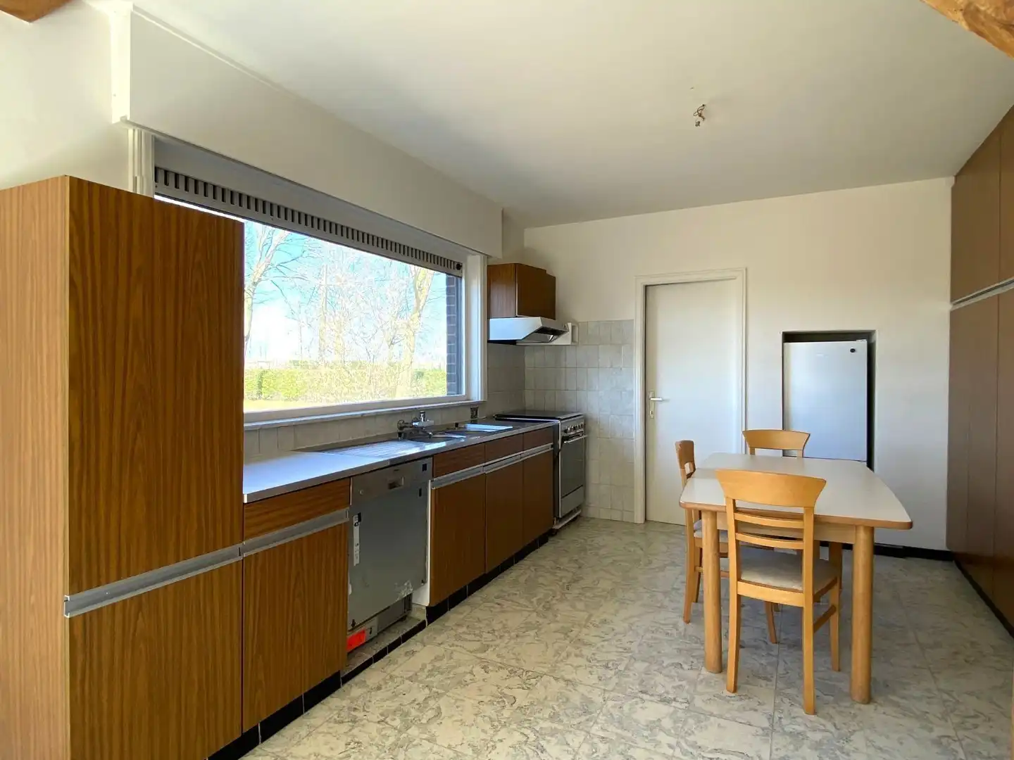 LANDELIJK GELEGEN ALLEENSTAANDE CONCIERGE WONING MET 3 SLPKS | GROTE TUIN foto 3