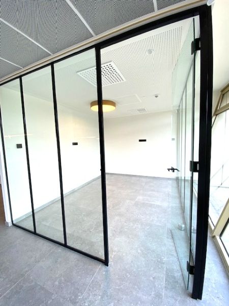 Stijlvolle kantoorruimte 300+m² met 16 autostaanplaatsen ideale ligging langs E313. foto 13