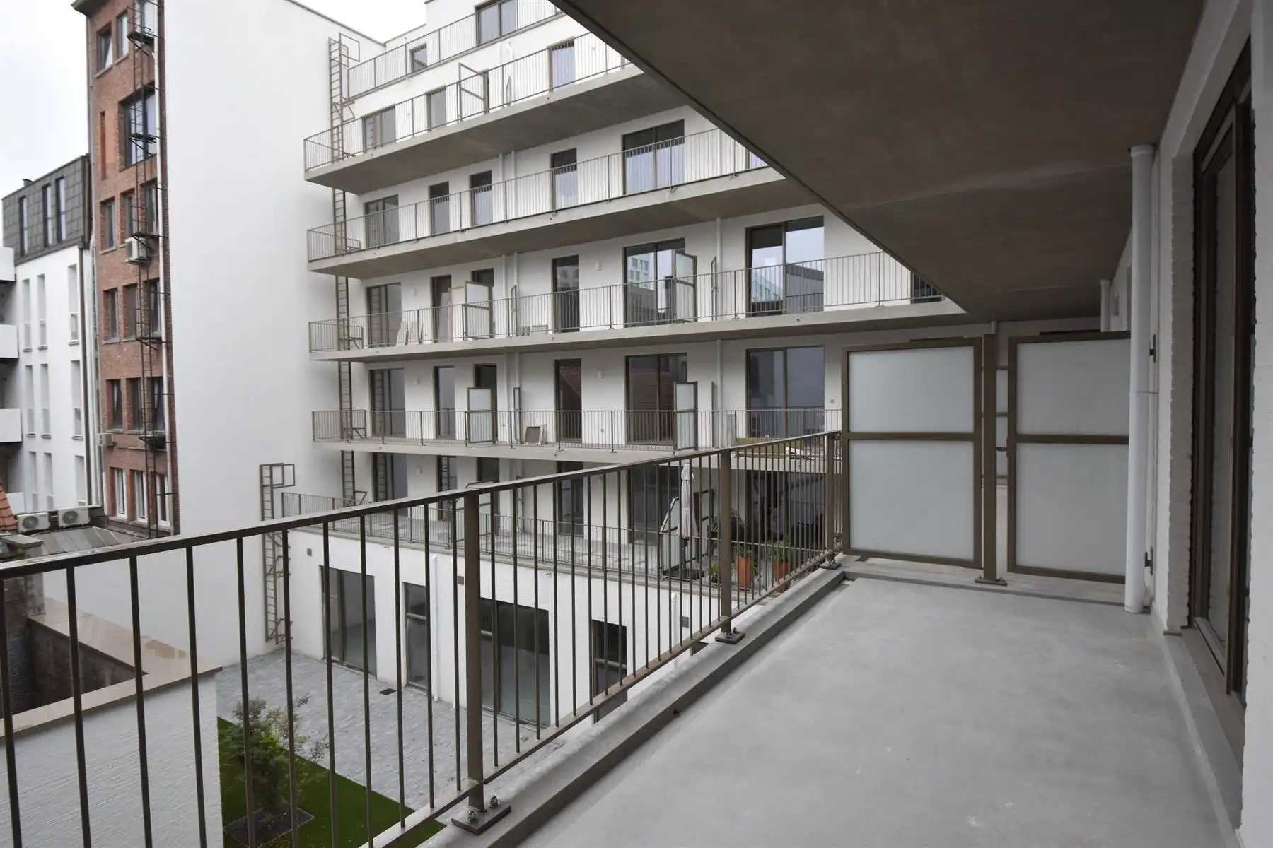 ANTWERPEN - Twee slaapkamer appartement met mooi terras  foto 6