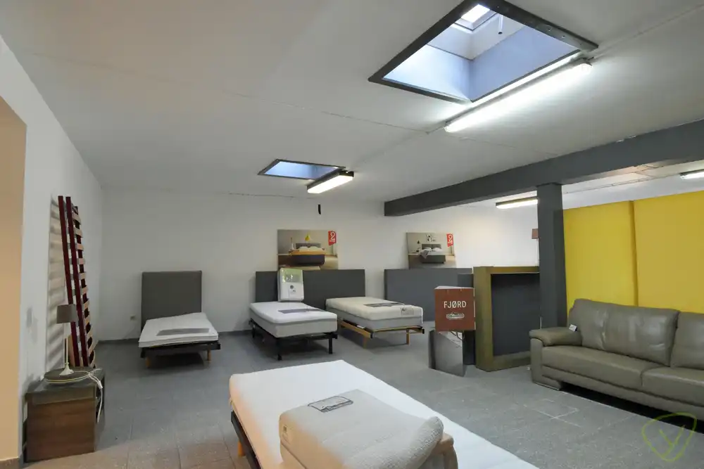 Ruim handelspand met veel visibiliteit in het centrum van Eeklo foto 7