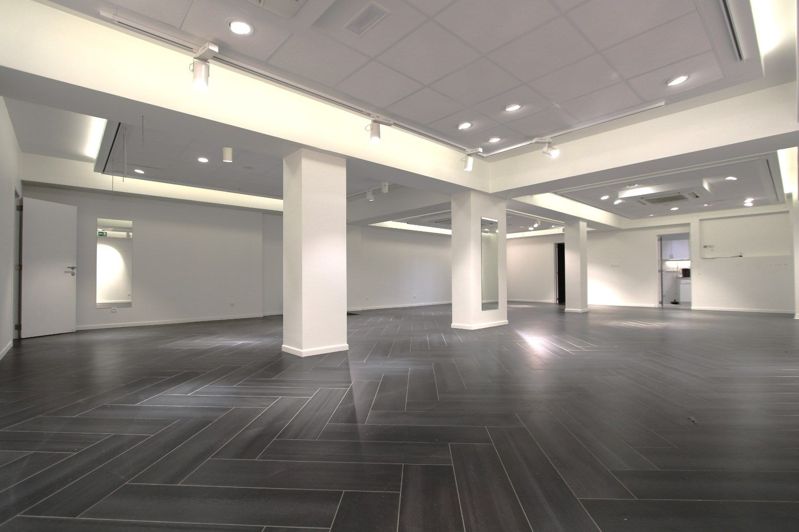 Breed instapklaar handelspand 320 te huur Knokke  foto {{pictureIndex}}