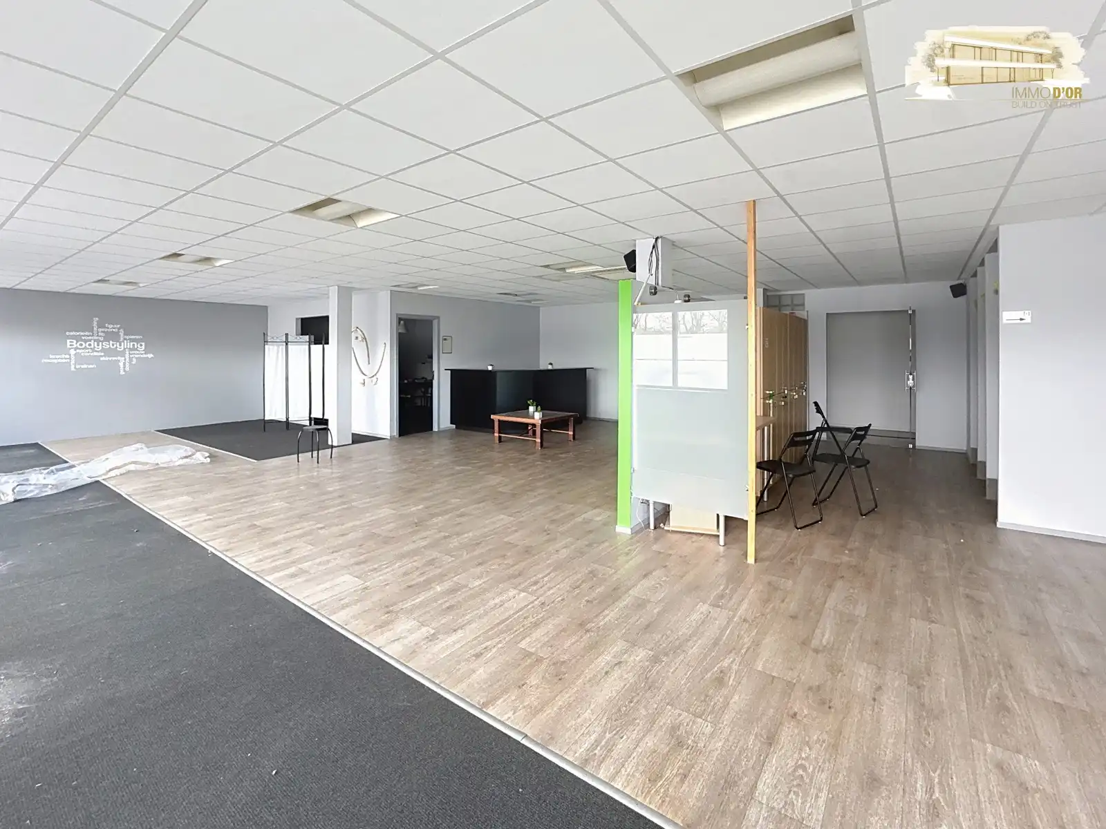 Ruime polyvalente kantoorruimte op topligging in Schoten/Brasschaat  foto {{pictureIndex}}