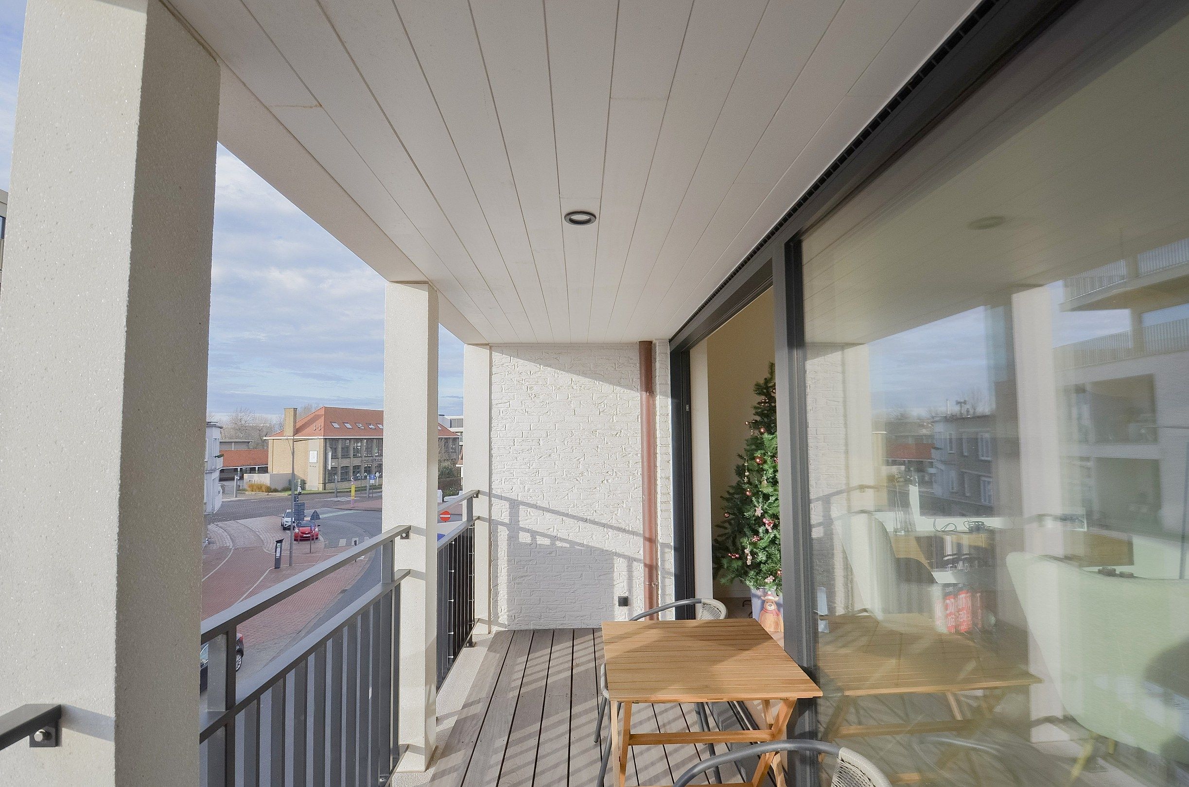 Appartement met gevelbreedte van ongeveer 5,2 meter en een ruim zonnig terras. foto 7