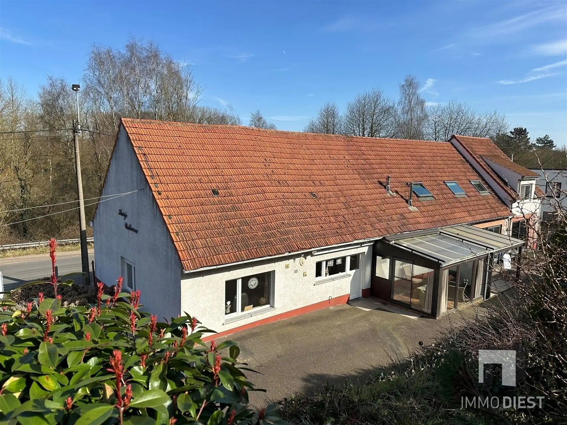 Woning met grote garage en stalling foto 46