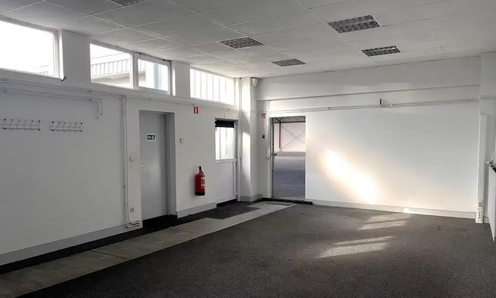 Magazijn met kantoor te huur op industriële site te Malle foto 6