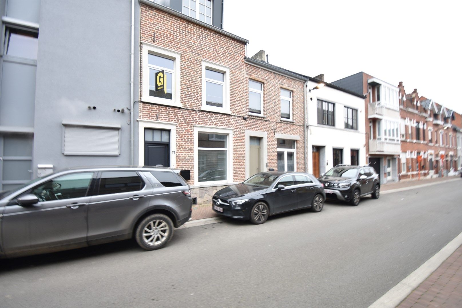 Knap gerenoveerde rijwoning met drie slaapkamers en onderhoudsvriendelijke tuin in centrum Sint-Truiden foto {{pictureIndex}}