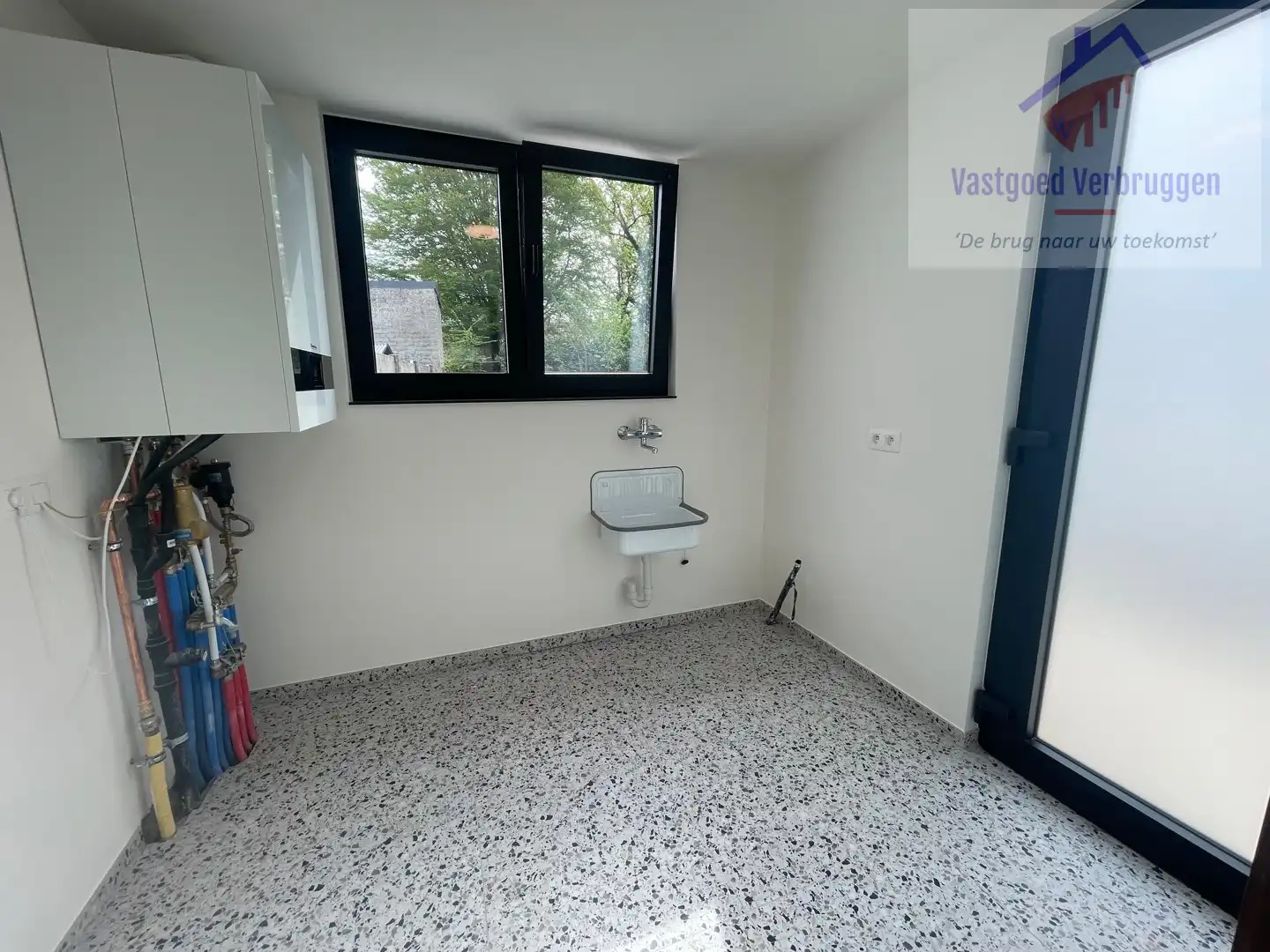 Volledig gerenoveerde woning met tuin en autostaanplaats op toplocatie foto 8