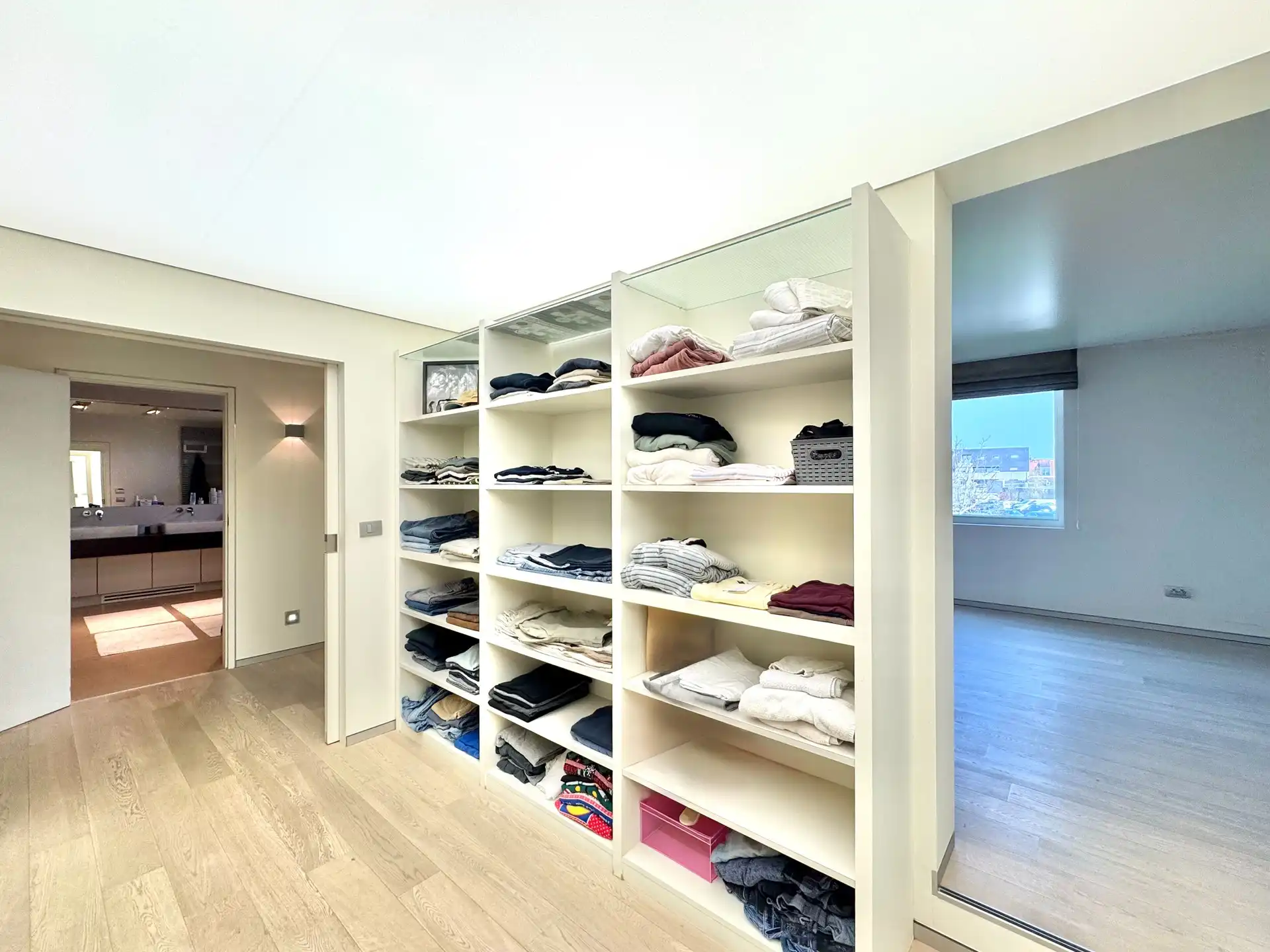 RUIME TIJDLOZE VILLA MET ZWEMBAD foto 32