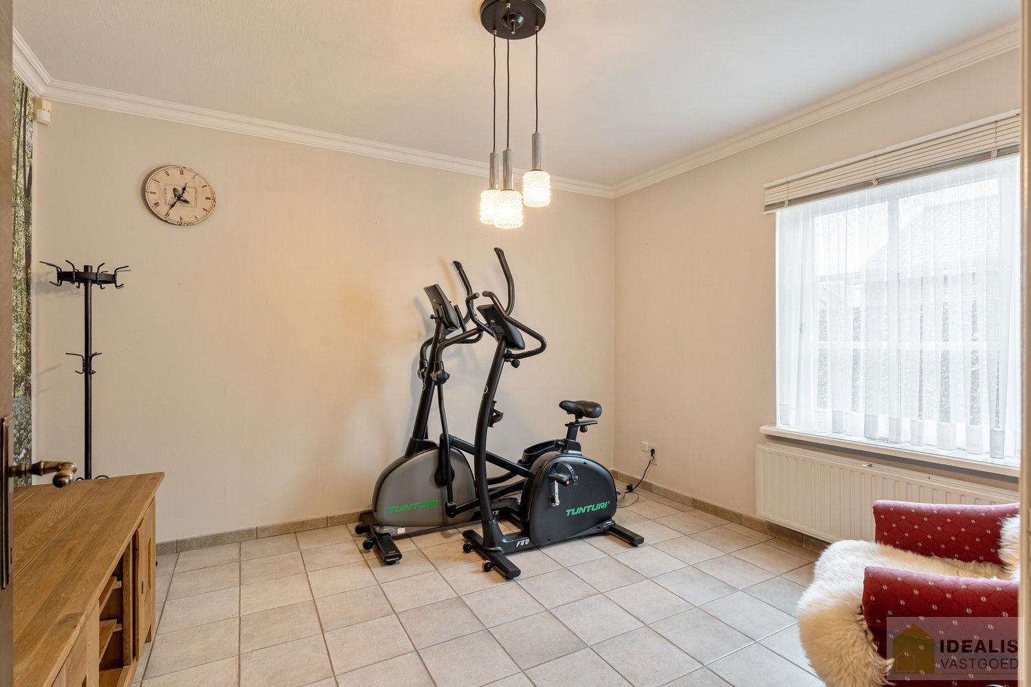 RUIME, INSTAPKLARE EN ENERGETISCH AANGEPASTE WONING VOORZIEN VAN 15 ZONNEPANELEN EN ZONNEBOILER. RIANTE WOONKAMER, KNAPPE KEUKEN, APART BUREEL, APARTE HOBBYRUIMTE, FIJNE WASPLAATS, 4 SLAAPKAMERS, 2 BADKAMERS EN INPANDIGE GARAGE! foto 14