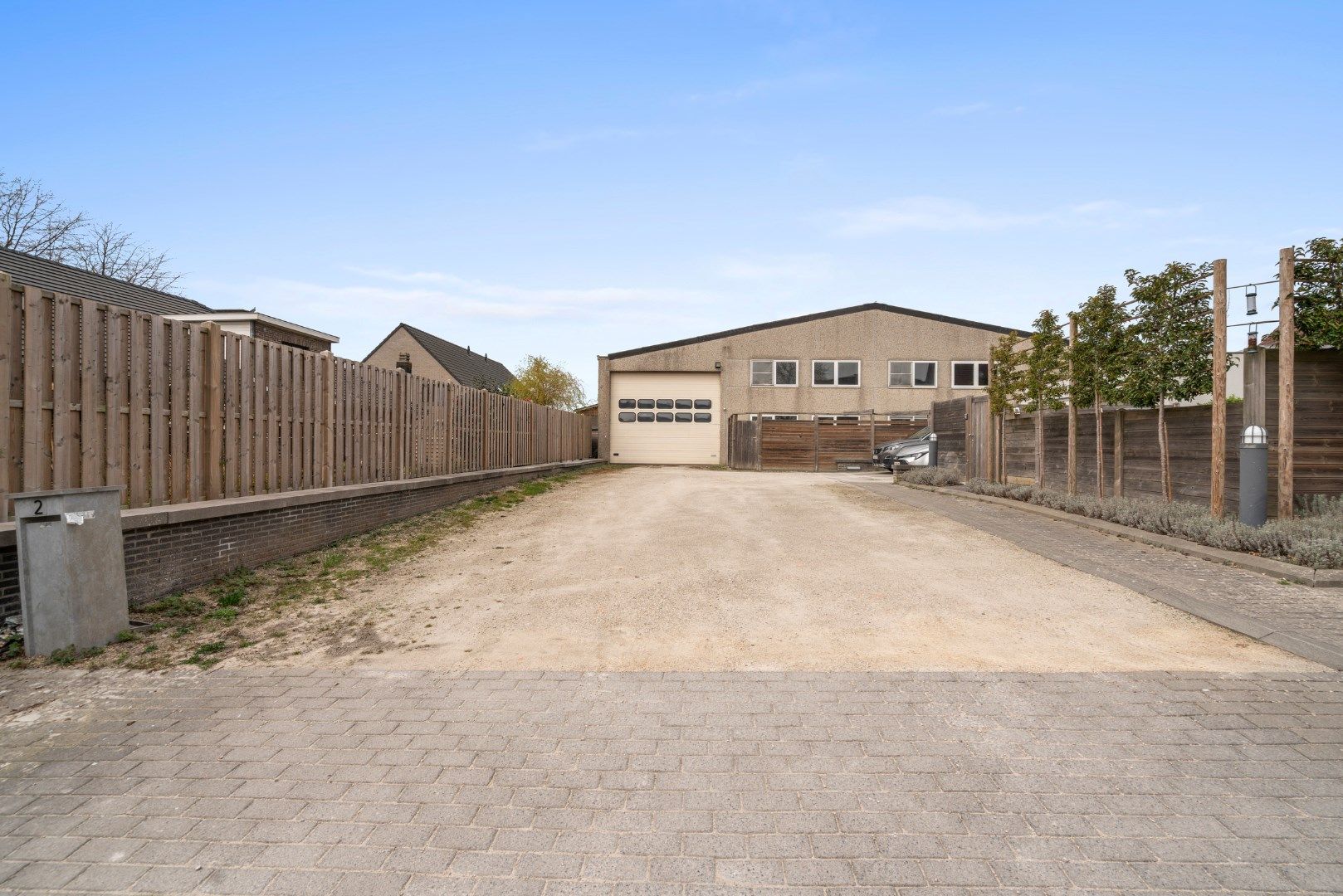 Magazijn met kantoren en conciërgewoning foto 2