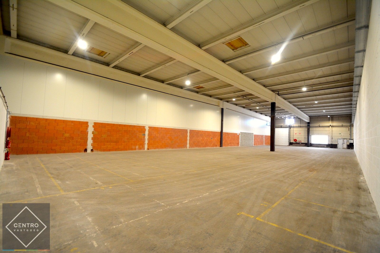 Instapklaar MAGAZIJN (805m²) voorzien van hoge, elektrische sectionaalpoort en vrije hoogte van 6,5m op industriezone "Herdersbrug" te Brugge. foto 4