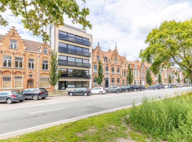 Ruim appartement met 3 slaapkamers en garage te Brugge! foto {{pictureIndex}}