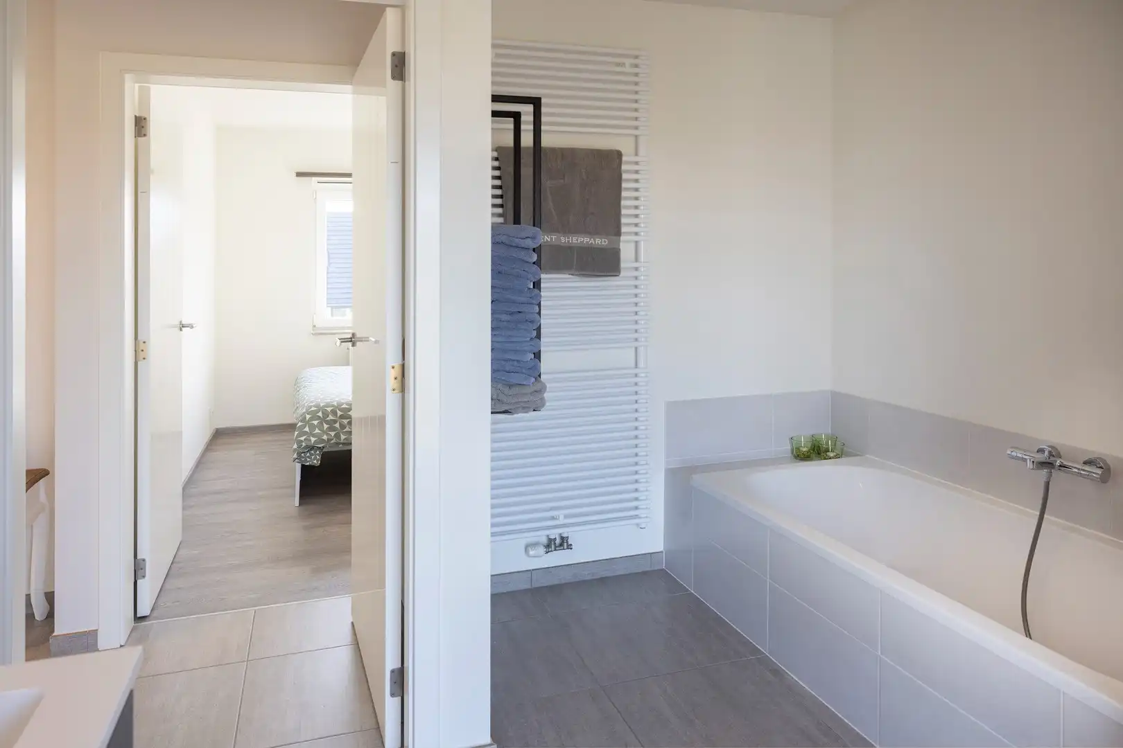 Jonge halfopenwoning met inpandige garage en aangename tuin. foto 15