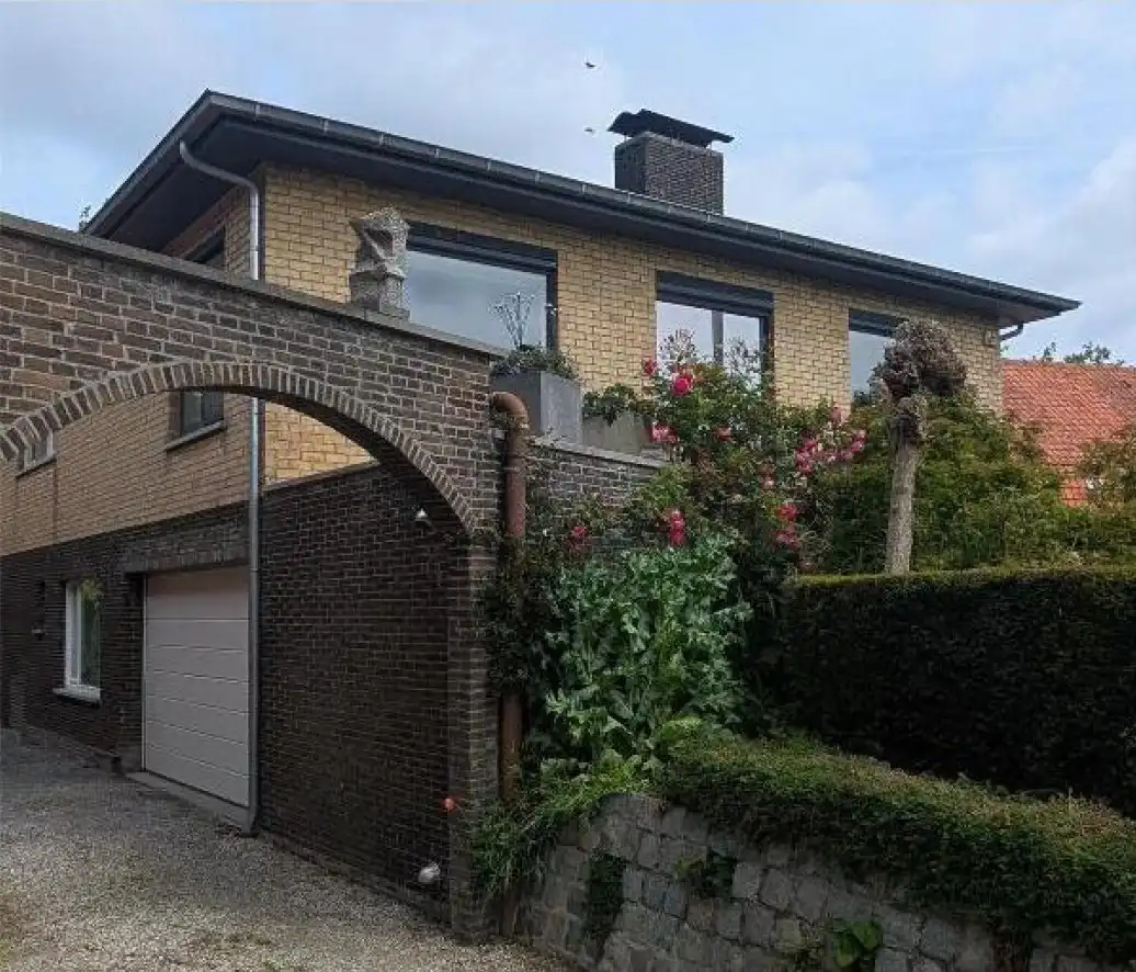 Ruime en zongerichte woning te koop te Wulpen. foto {{pictureIndex}}