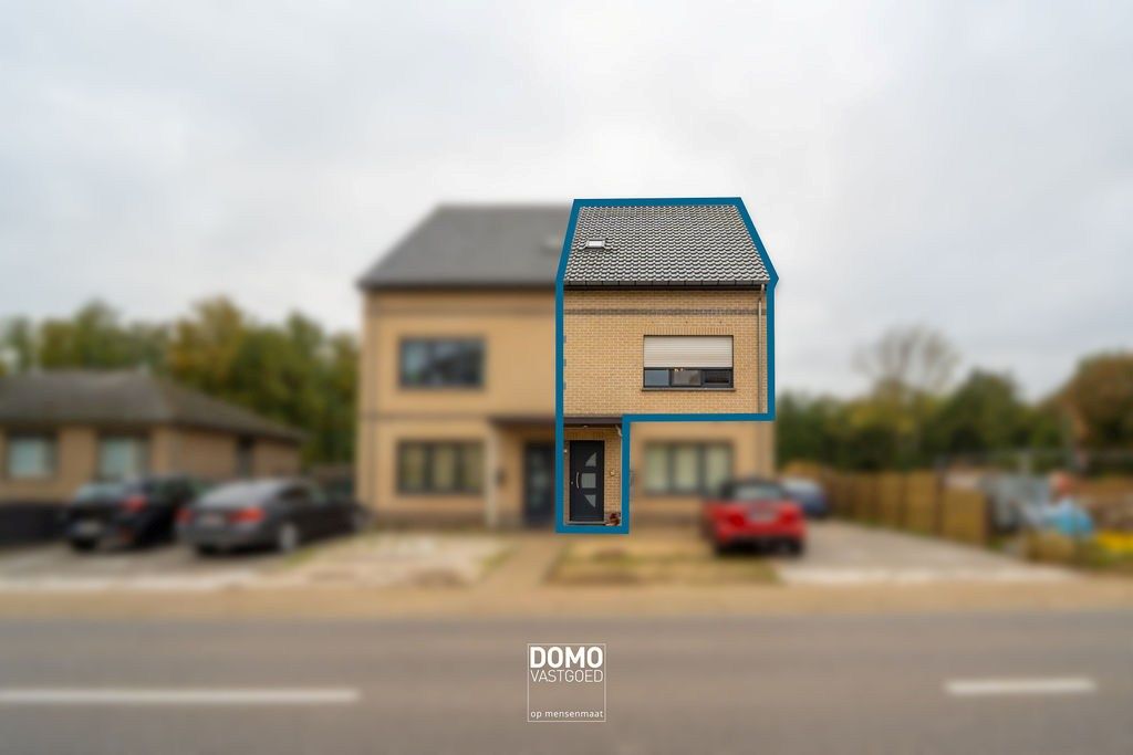 Instapklaar duplexappartement met terras in Heusden-Zolder foto {{pictureIndex}}