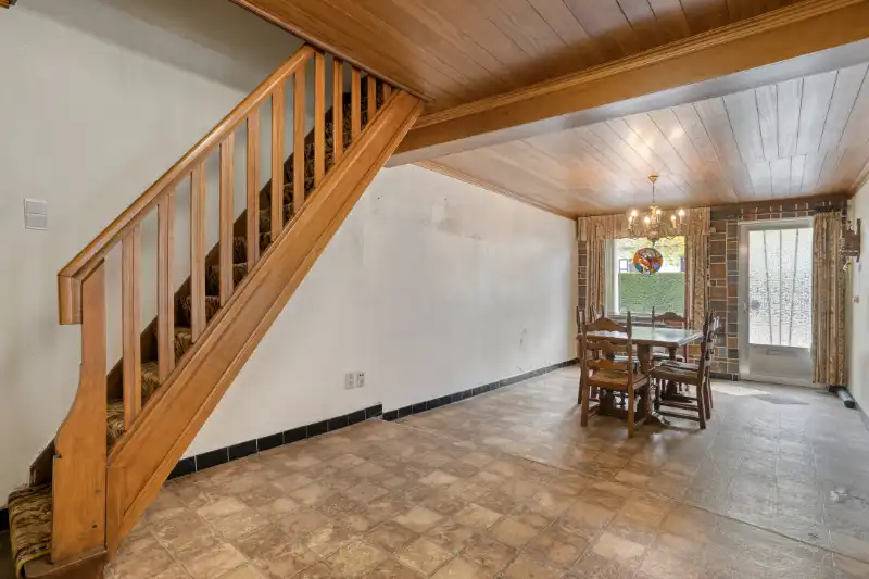 HALFOPEN BEBOUWING MET VEEL RENOVATIEPOTENTIEEL EN RUIM DAKTERRAS foto 6