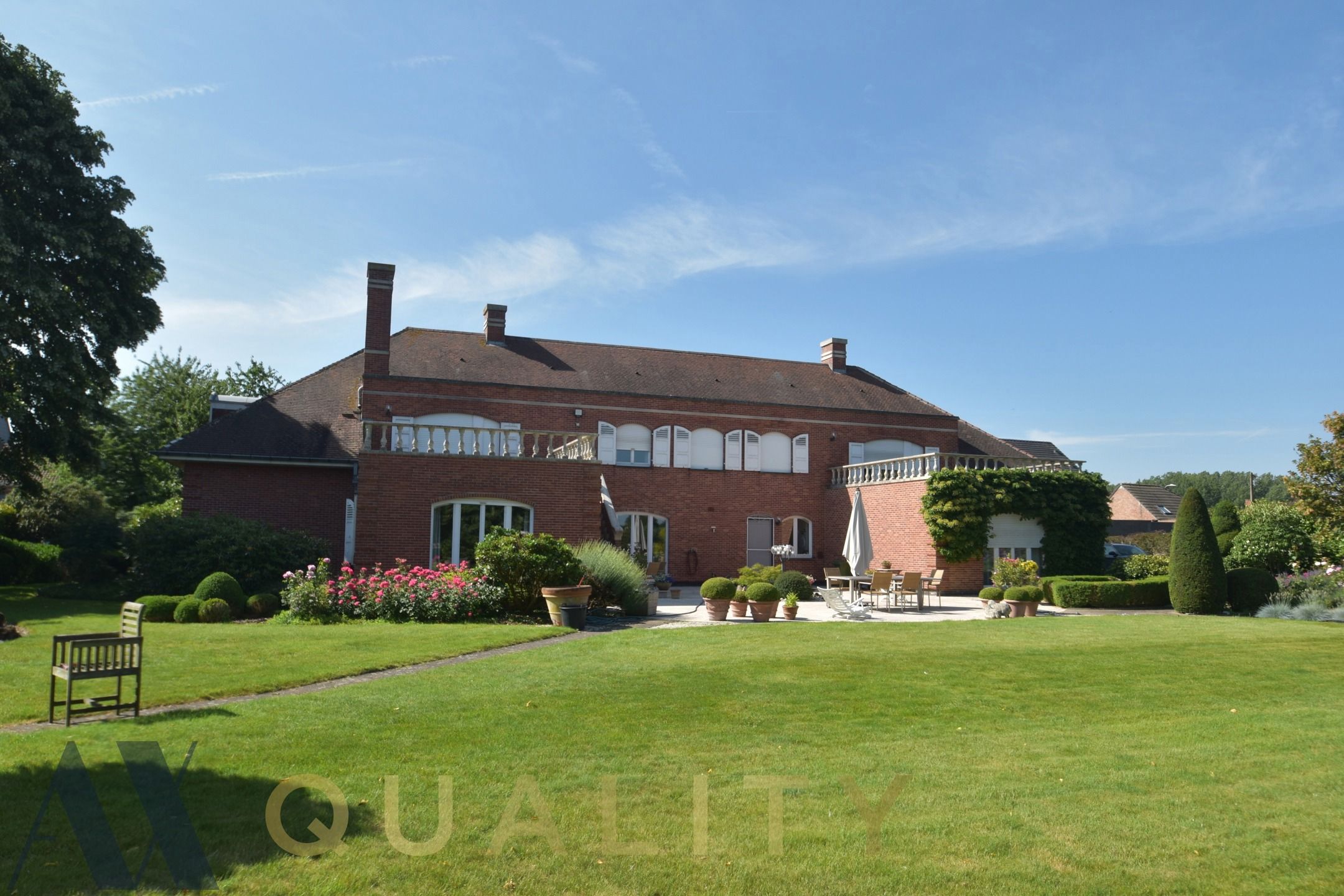 Tijdloze ruime villa met 5 slpk., dub. gar., tuin, tennisveld, polyvalente ruimte en vijver. foto 2