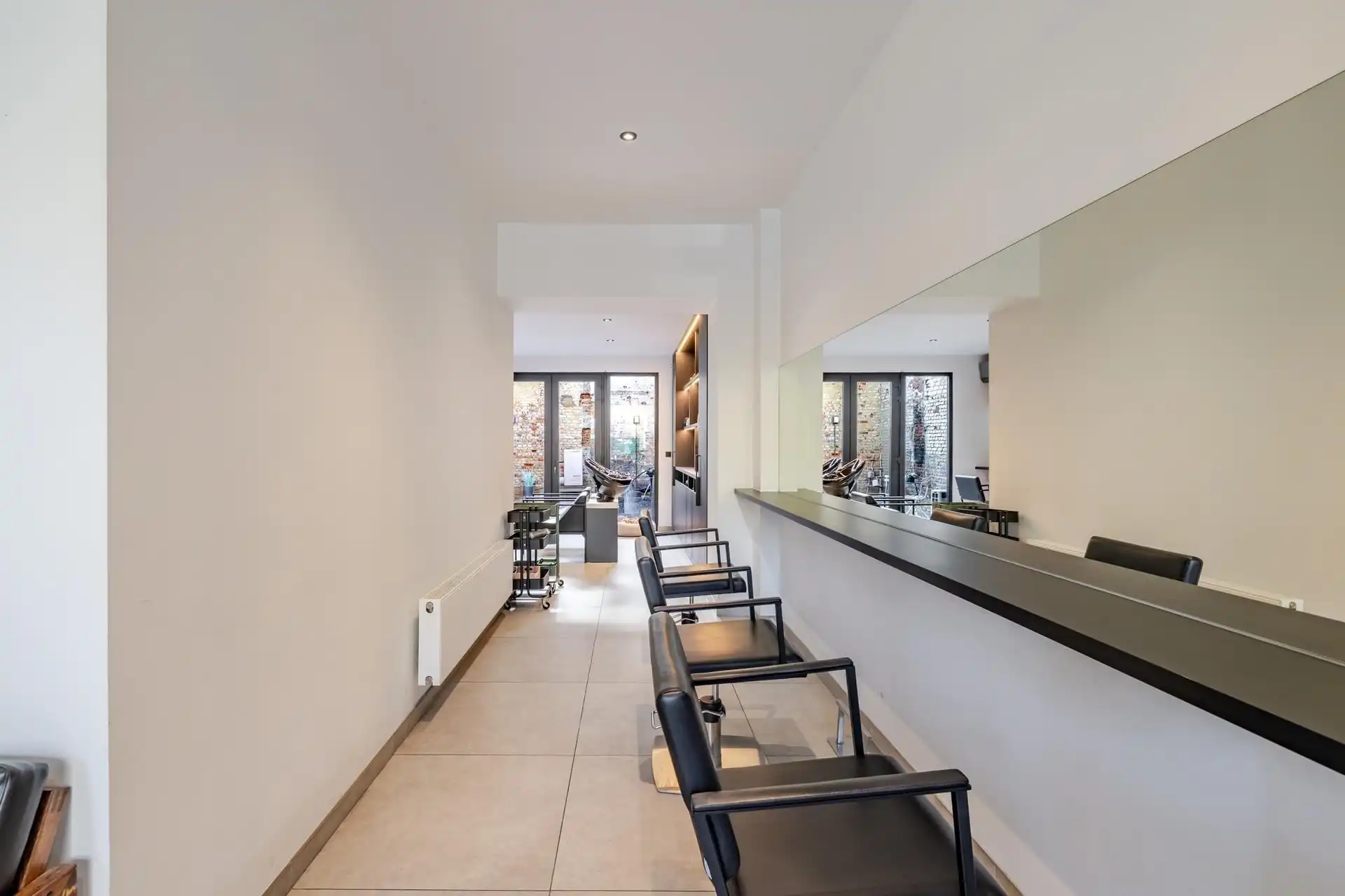 Stijlvol handelspand met kwalitatieve afwerking en charmant appartement met terras foto 8