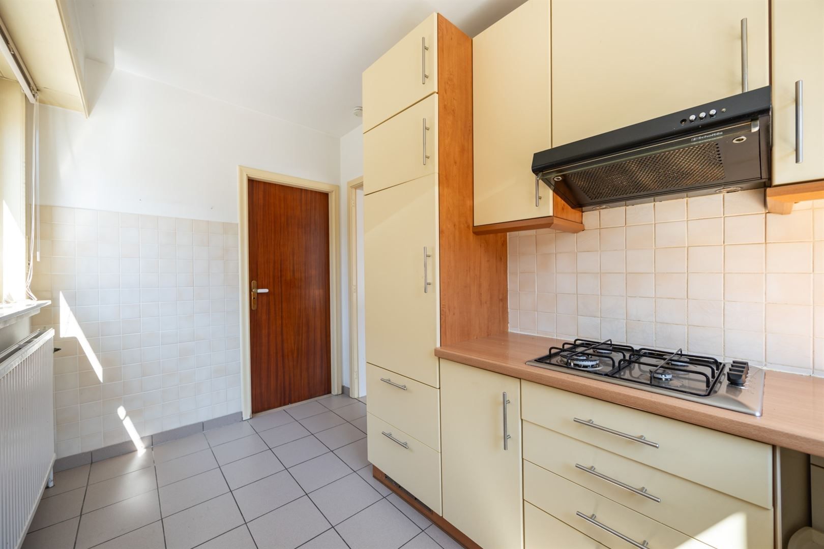 Halfopen gelijkvloers appartement met garage foto 6