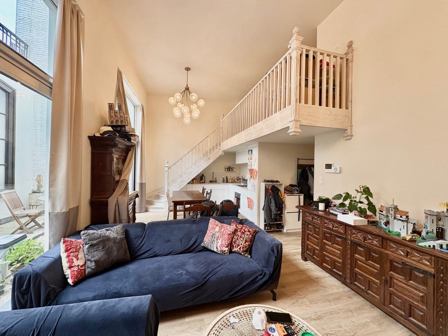 Sfeervol en ruim gelijkvloers 2-slaapkamerappartement met mezzanine foto {{pictureIndex}}