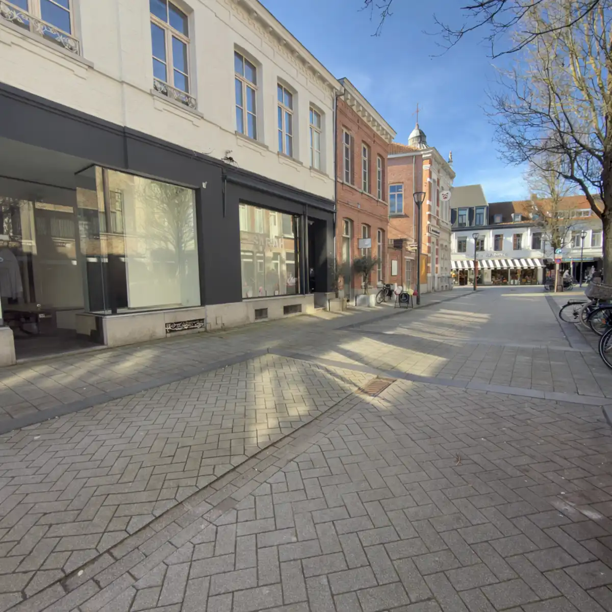 Handelspand met etalage op topligging in Turnhout foto 2