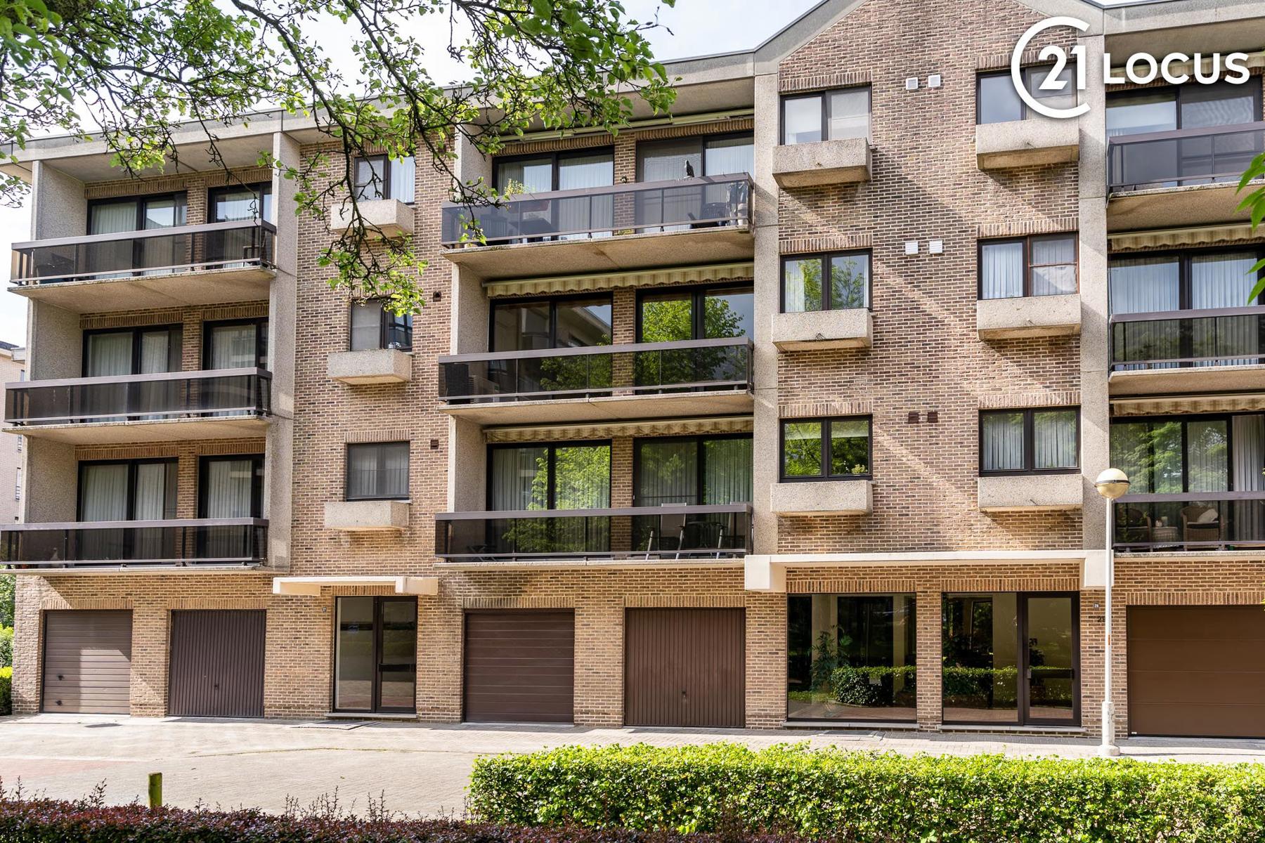 Zeer ruim appartement (132m²) met dubbele garage te huur ! foto {{pictureIndex}}