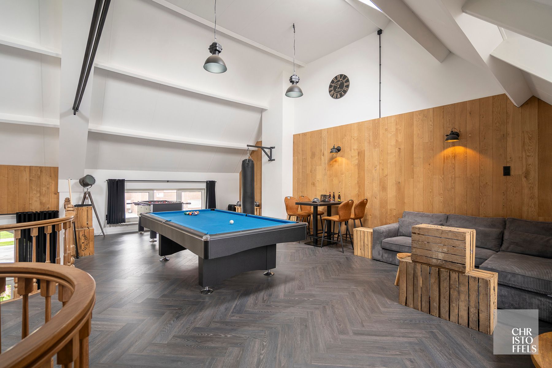 Uitzonderlijk ruime (440m²!) en volledig gerenoveerde woning met commerciële topligging en tal van mogelijkheden in Lanaken! foto 30