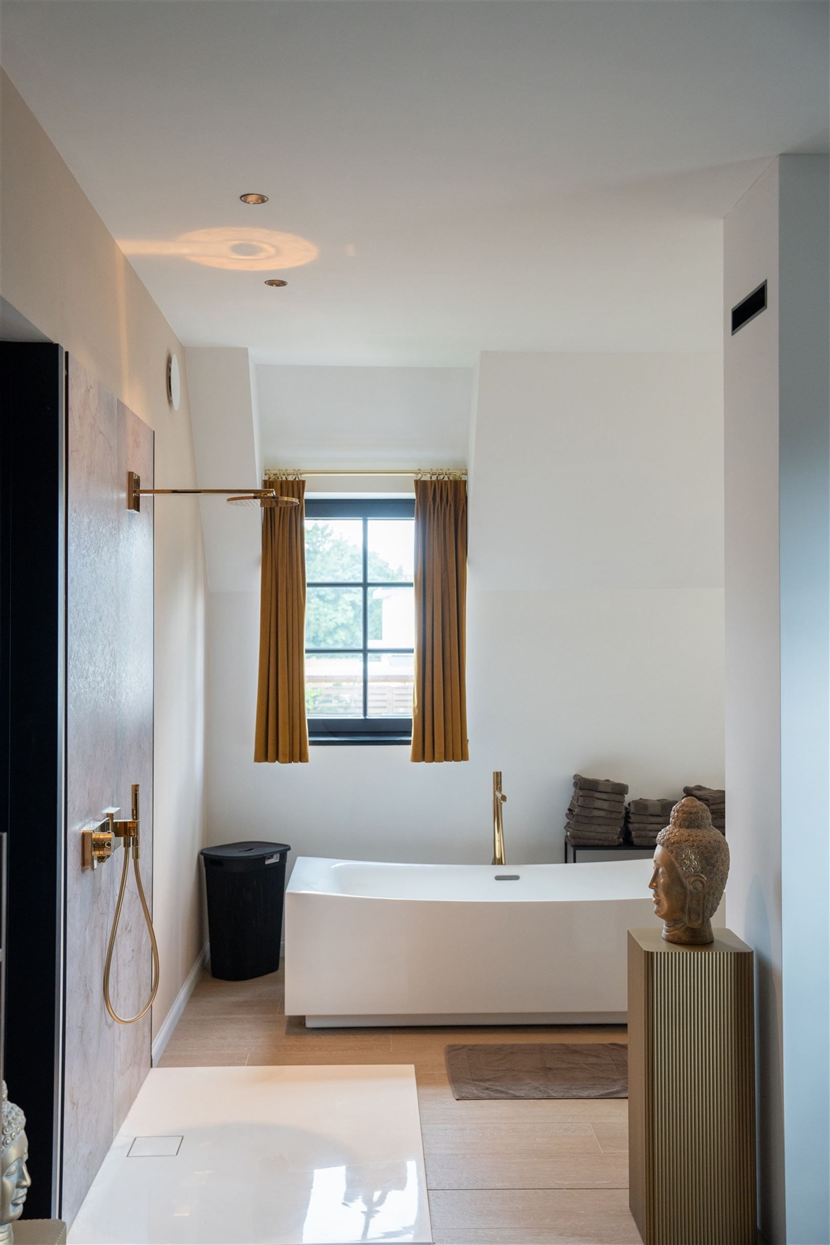 Prachtige woning met tuin en zwembad. foto 12