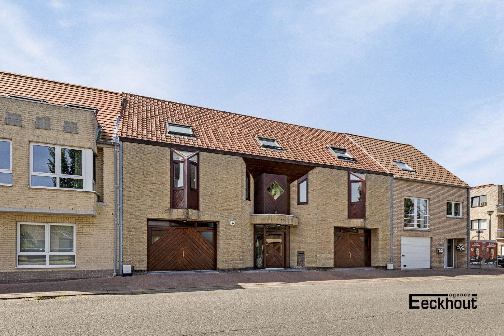 Dubbele rijwoning met 2 garages en plaats voor 4 auto's.  foto 2