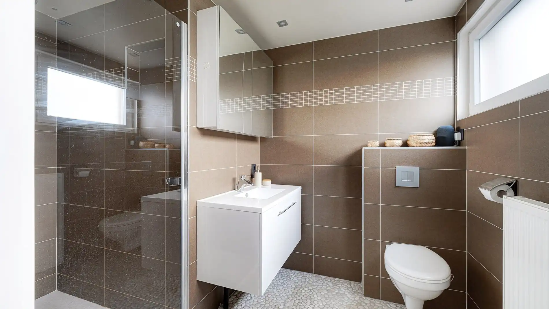 Halfopen woning met dubbele garage en tuin foto 22