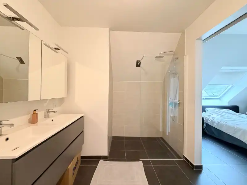 ENERGIEZUINIG DAKAPPARTEMENT MET TWEE SLAAPKAMERS EN GARAGE TE HUUR foto 8