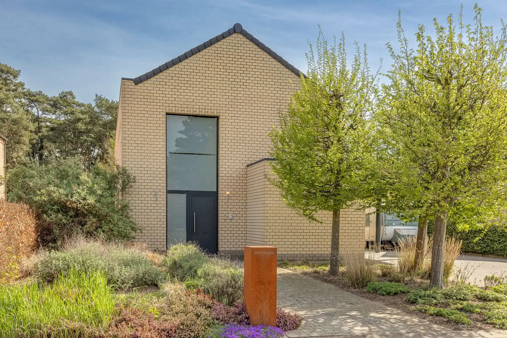     Stijlvol wonen met veel ruimte en licht op toplocatie foto {{pictureIndex}}