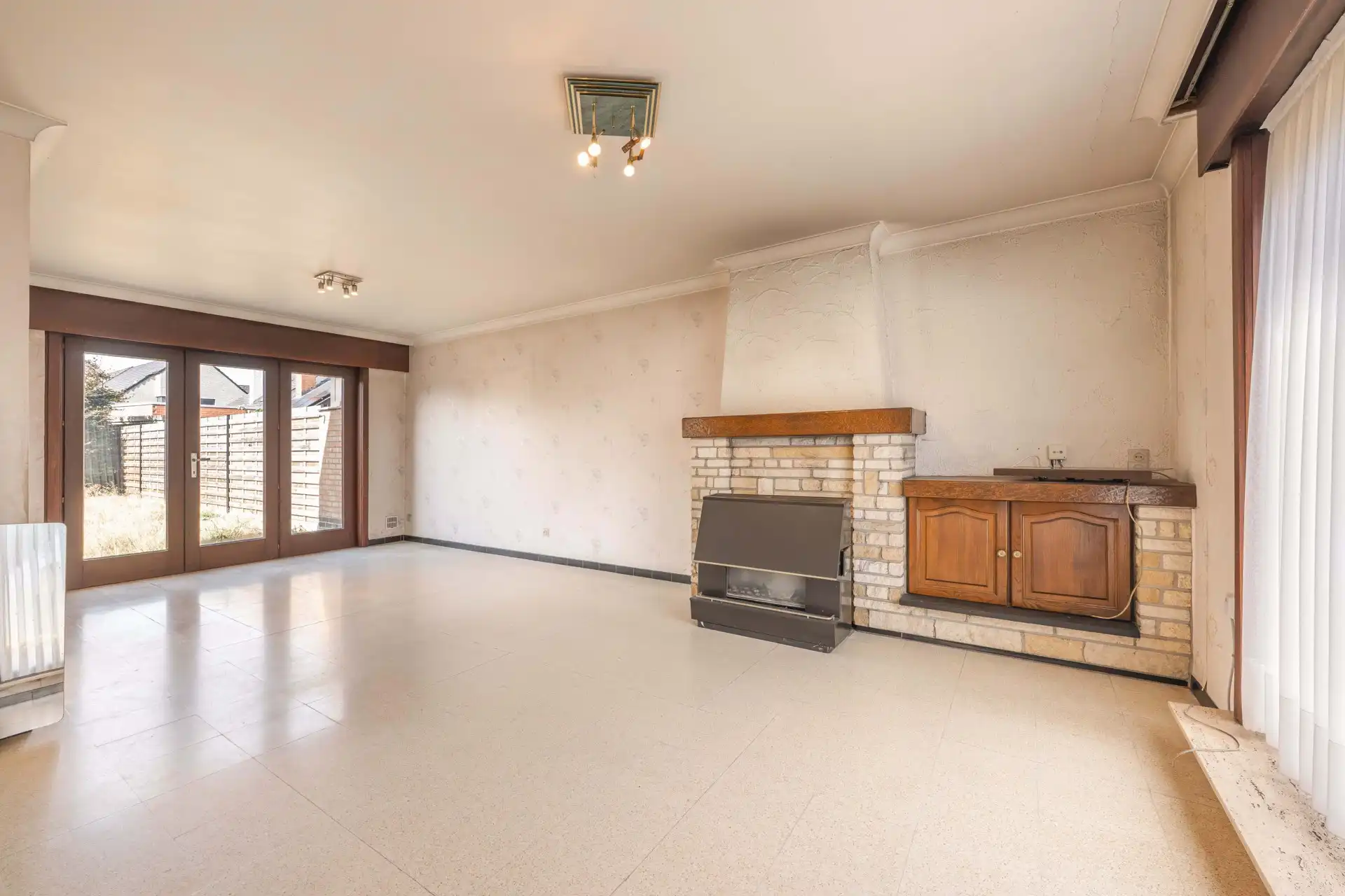 Te renoveren halfopen woning met 3 slaapkamers én zuidwestgerichte tuin met een aparte garage en aansluitende berging in een rustige tuinwijk te koop in Zulte. foto 4