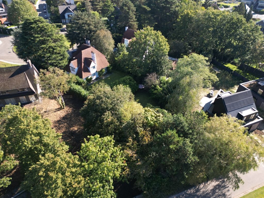 Perceel bouwgrond van 694 m2 op een gunstige locatie nabij het centrum van de stad. foto 2