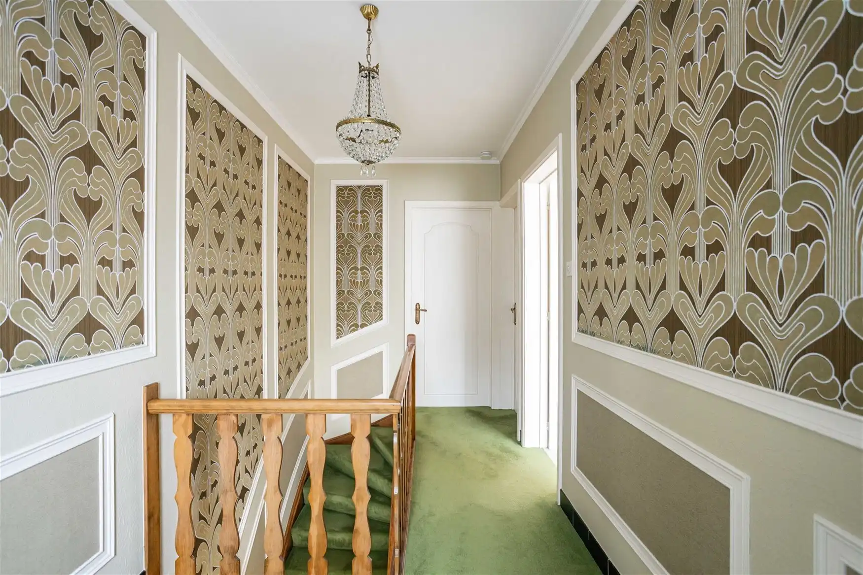 Vrijstaande woning met retrocharme en renovatiepotentieel foto 8