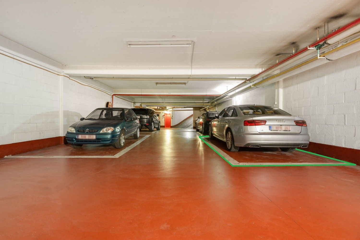 Ondergrondse autostaanplaats te koop in hartje Antwerpen! foto {{pictureIndex}}