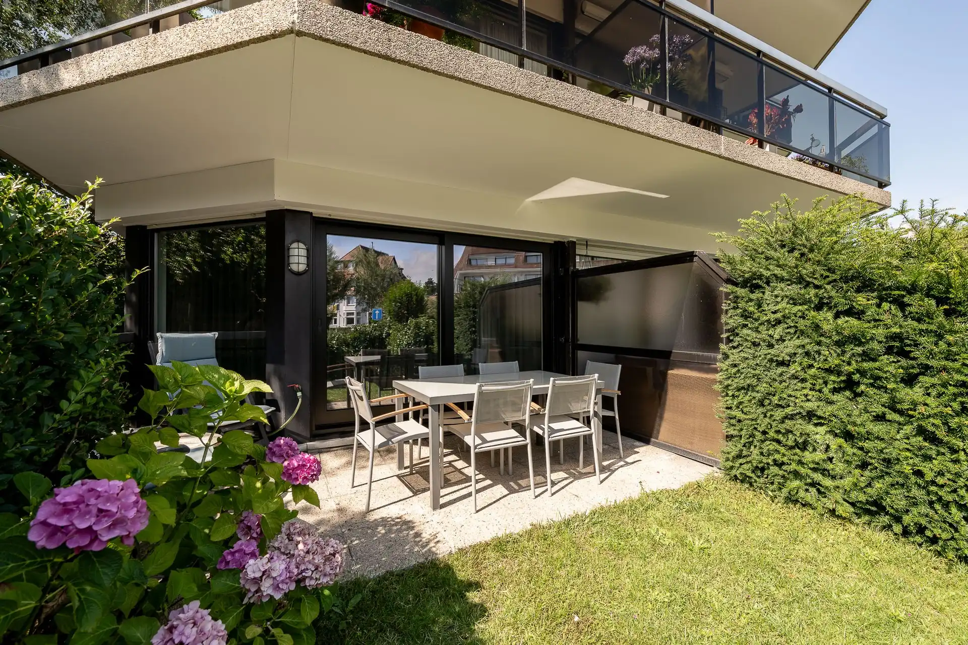 Zonovergoten tuinappartement in het Zoute foto {{pictureIndex}}