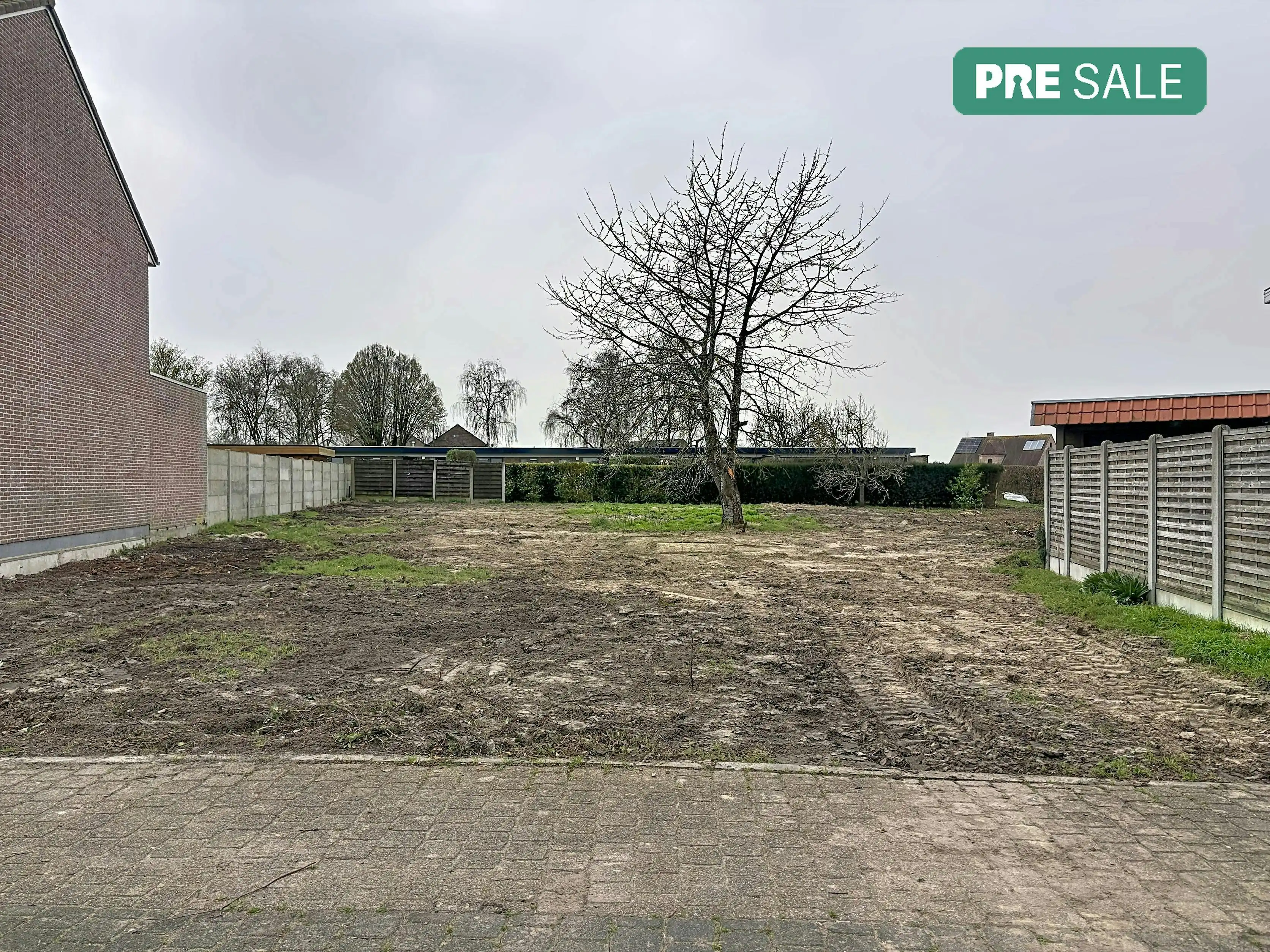 Residentieel gelegen bouwgrond (950m²) voor halfopen bebouwing in Aalter foto {{pictureIndex}}
