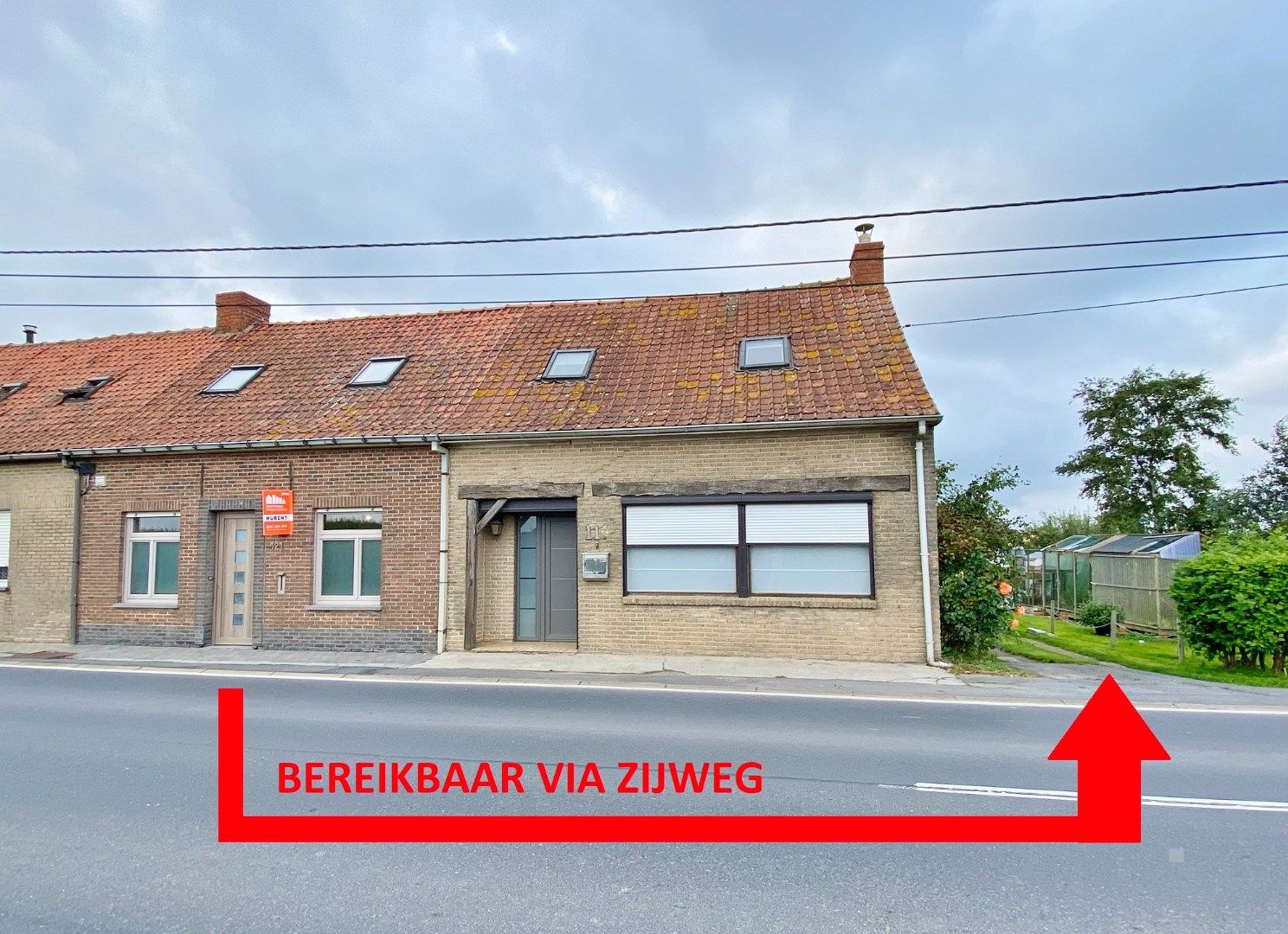 Volledig vernieuwde rijwoning met grote tuin, uitweg en parking. foto 2