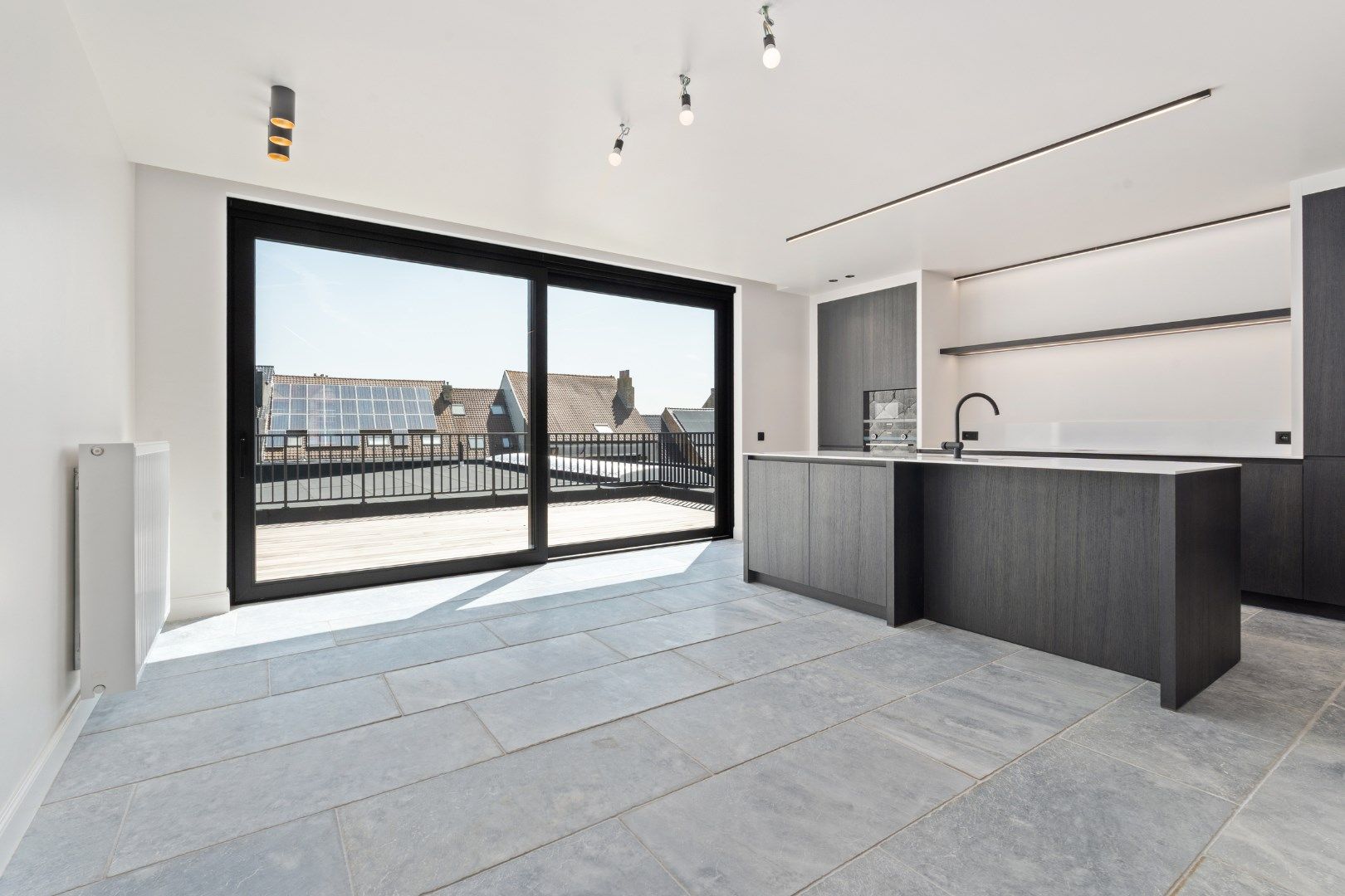 Volledig gerenoveerd duplex appartement met ruim terras en autostaanplaats foto {{pictureIndex}}