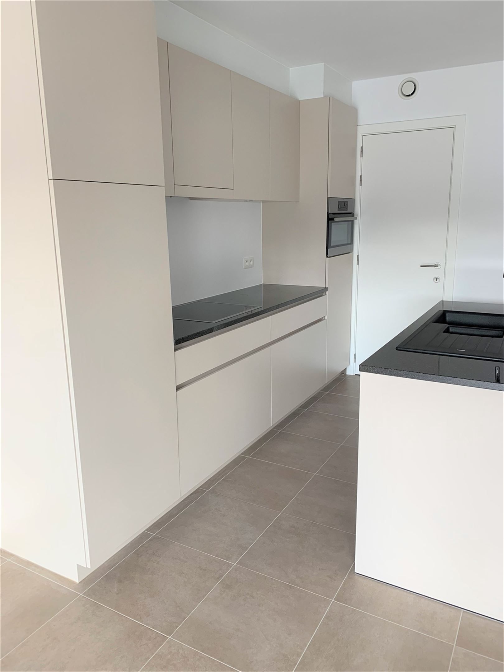 ongemeubeld gelijkvloers appartement foto 4