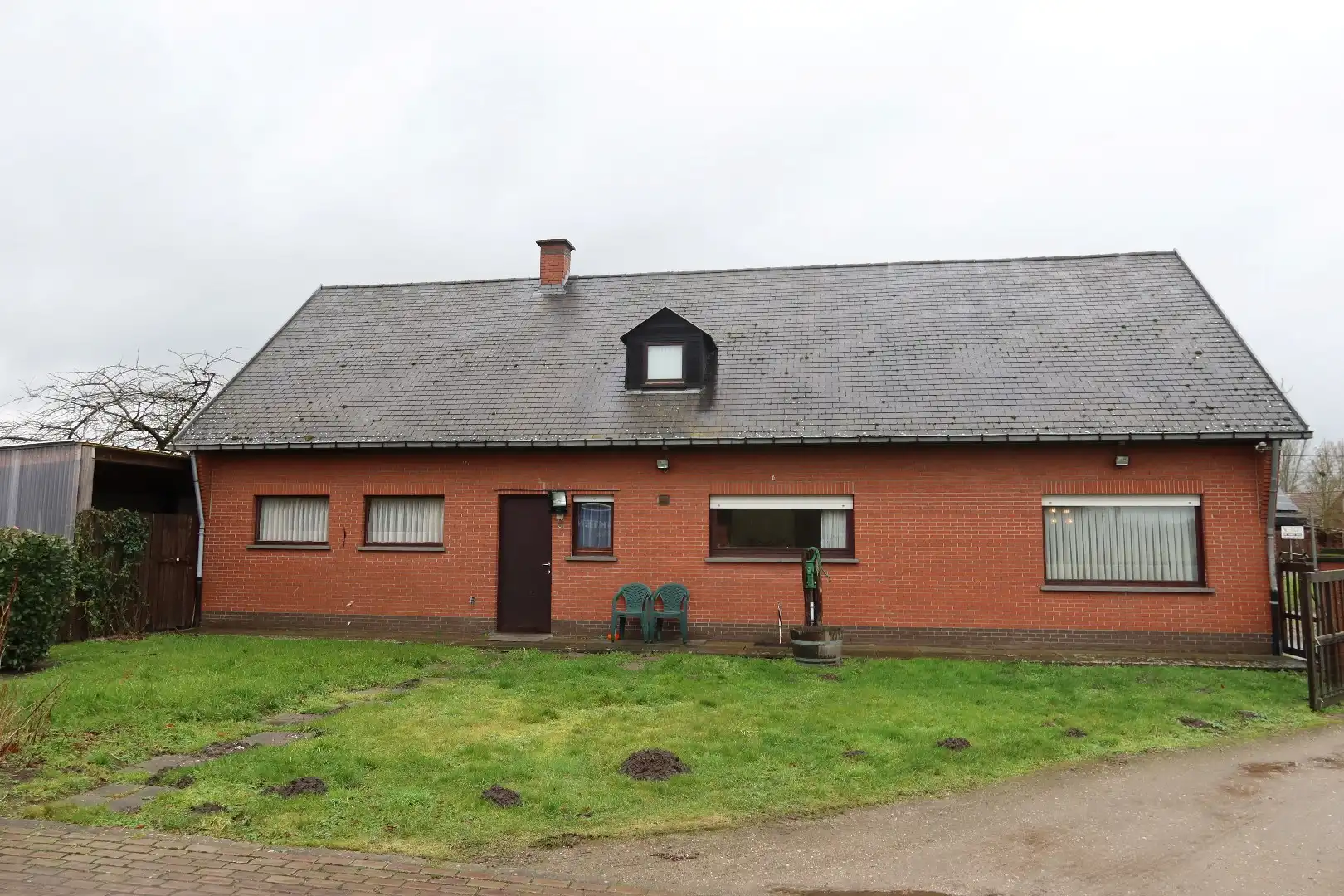 Ruime woning met 4 slaapkamers en garage en carport en tuin foto 3