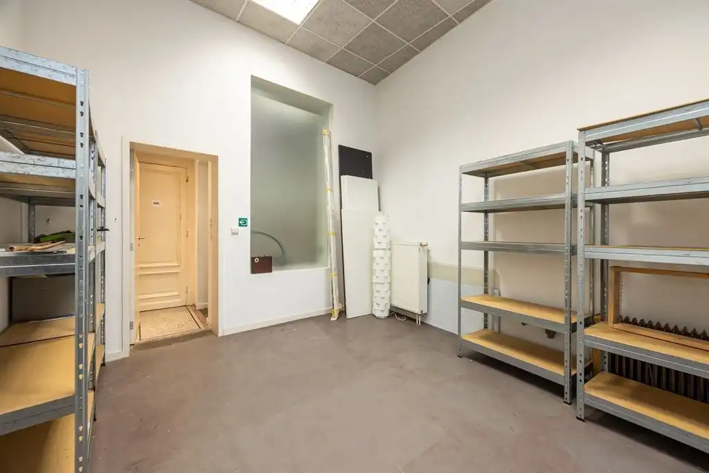 Handelsruimte met veel visibiliteit foto 7