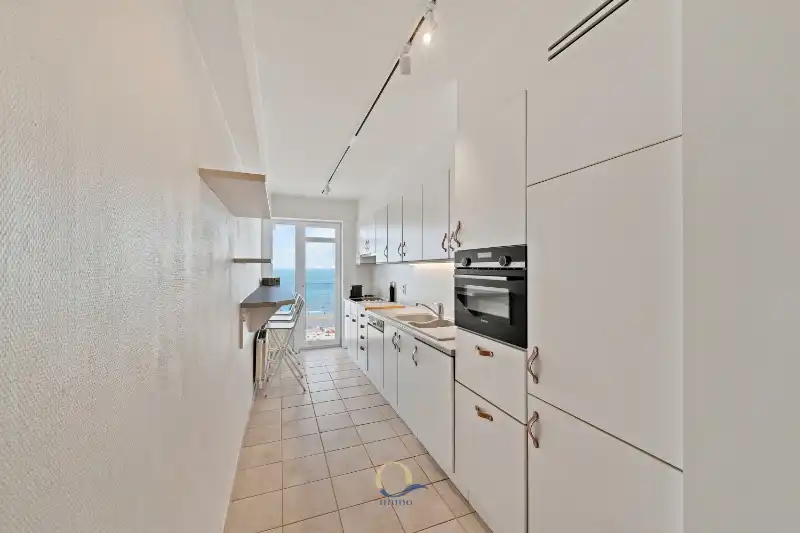 Smaakvol ingericht 2-slaapkamerappartement met adembenemend frontaal zeezicht foto 10